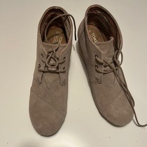 Toms Desert Wedge taupe suede ankle boot. Size 11.